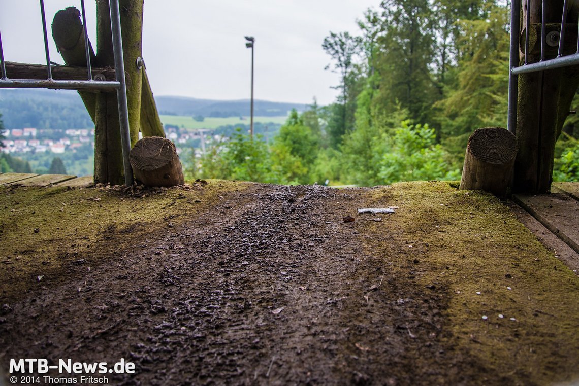 Lehmiger Schlamm überdeckte die gesamte Strecke und machte besonders die Steine extrem rutschig.