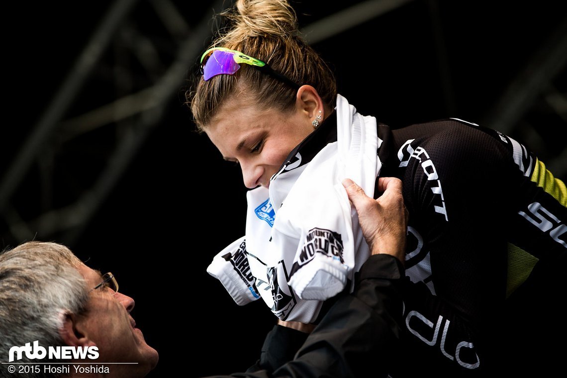 Und das Leader Jersey behält Jenny gleich an.