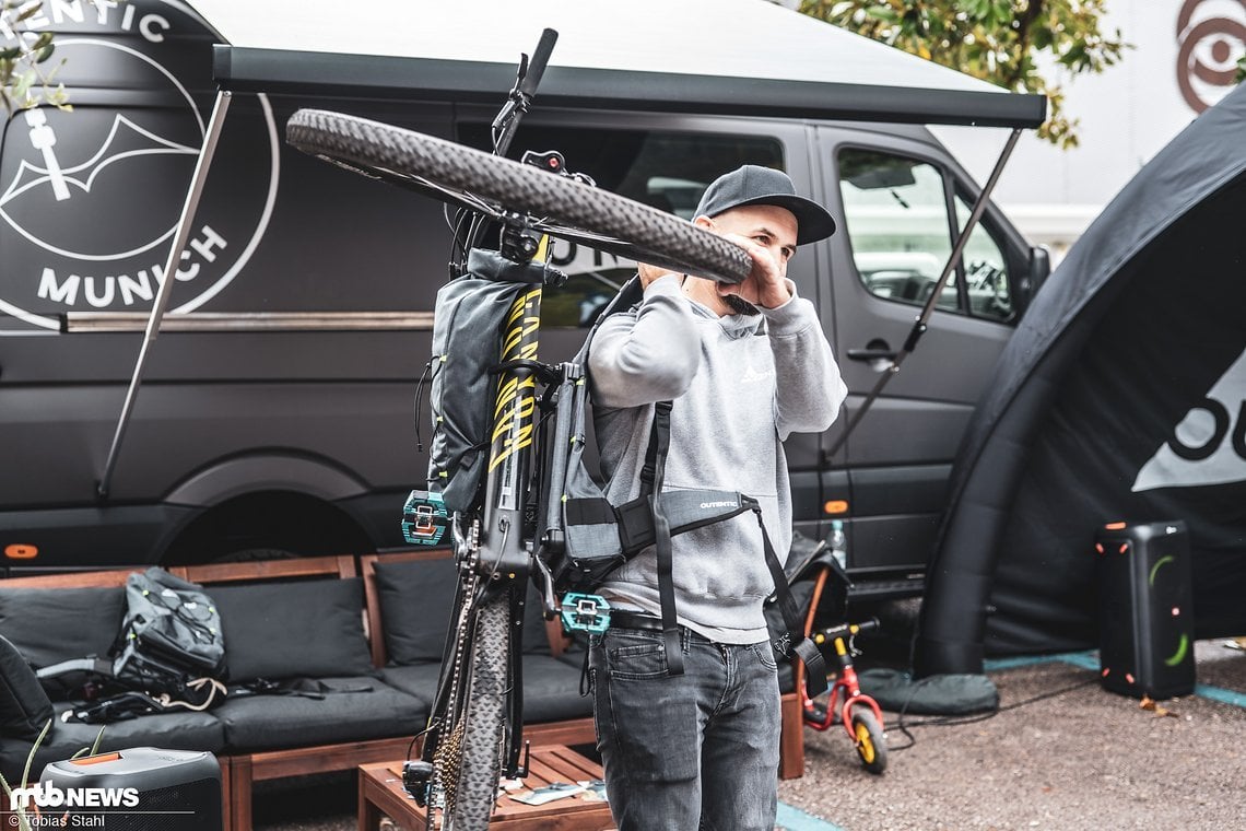 Die aufwendig gefertigten Rucksäcke vereinfachen das Tragen des Bikes am Rucksack