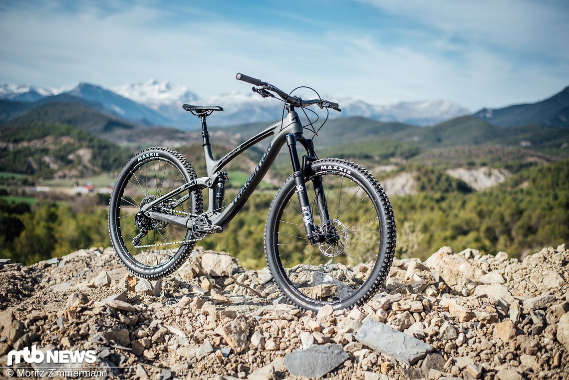 Das Transition Smuggler ist weder das effizienteste, noch das laufruhigste Bike in unserem Testfeld. Dafür räumt das graue Trailbike die Fahrspaß-Wertung jedoch in beachtlicher Manier ab