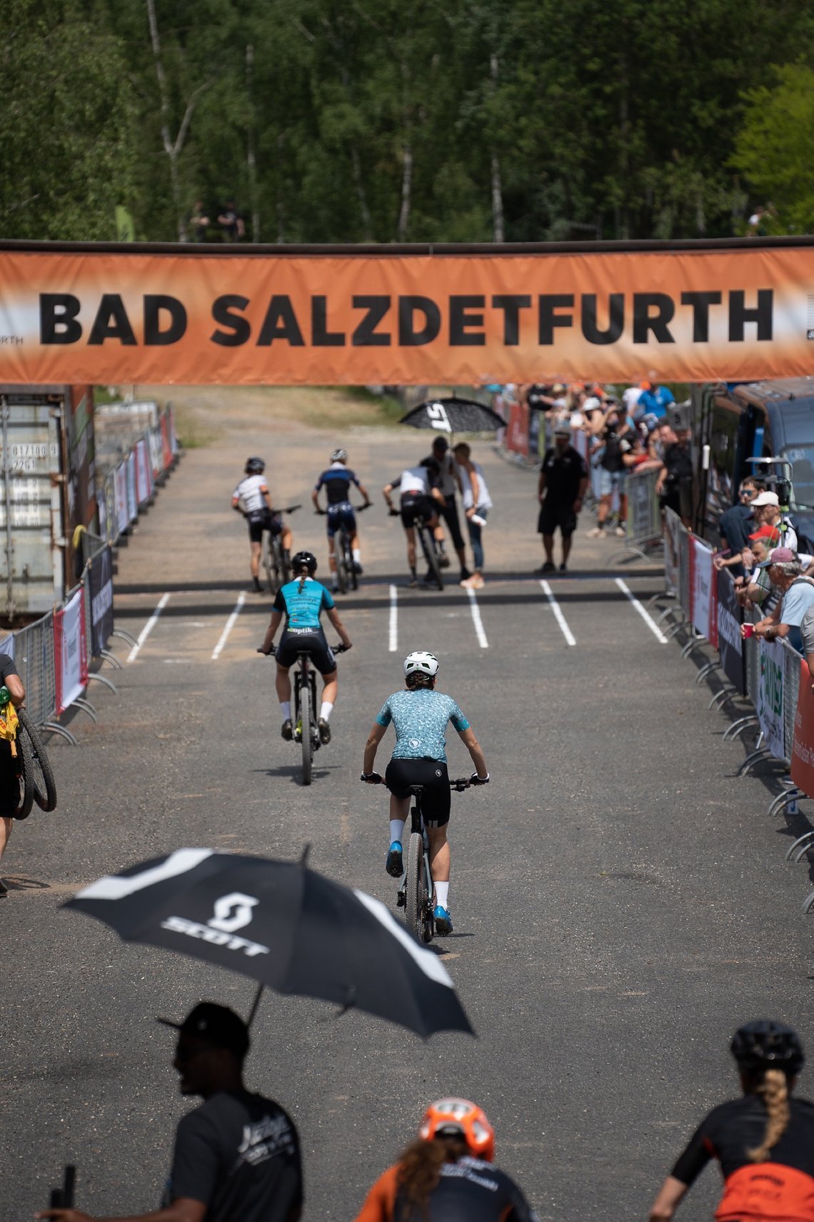 Wie der Einlauf ins Stadion: die Fahrt zur Startlinie