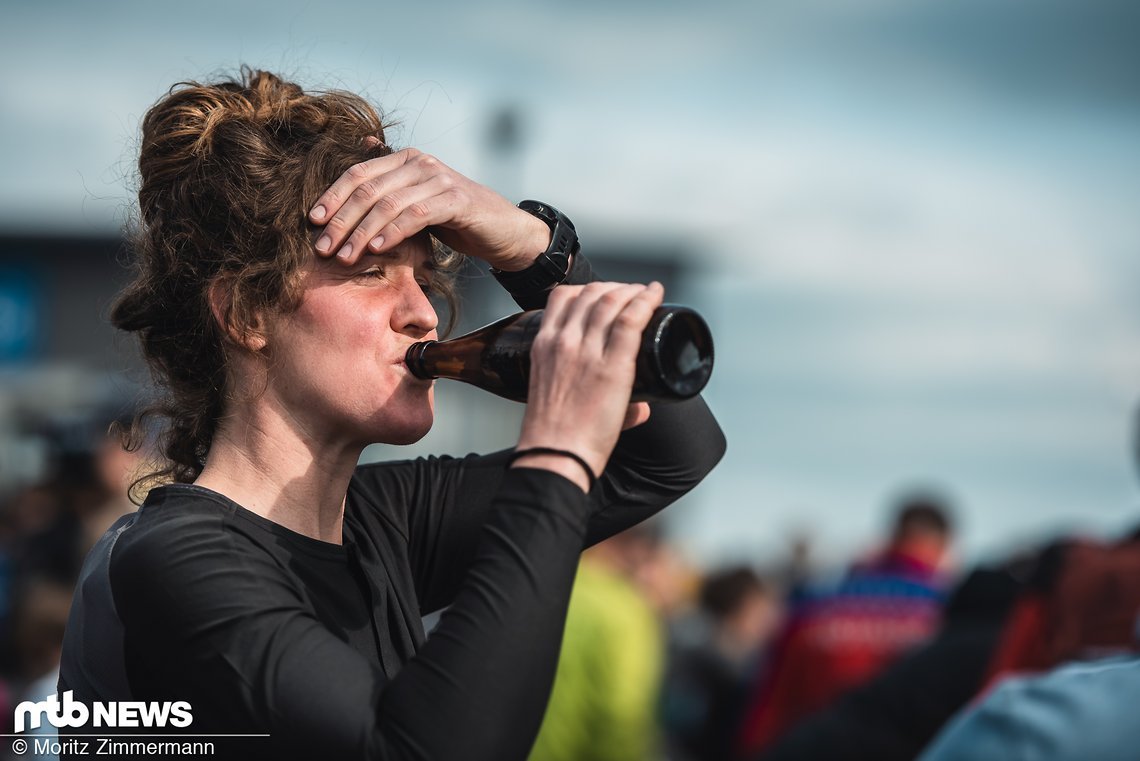 Tanja Naber wurde Vierte im Enduro-Rennen und feierte mit einem frischen Schluck aus der Pulle.