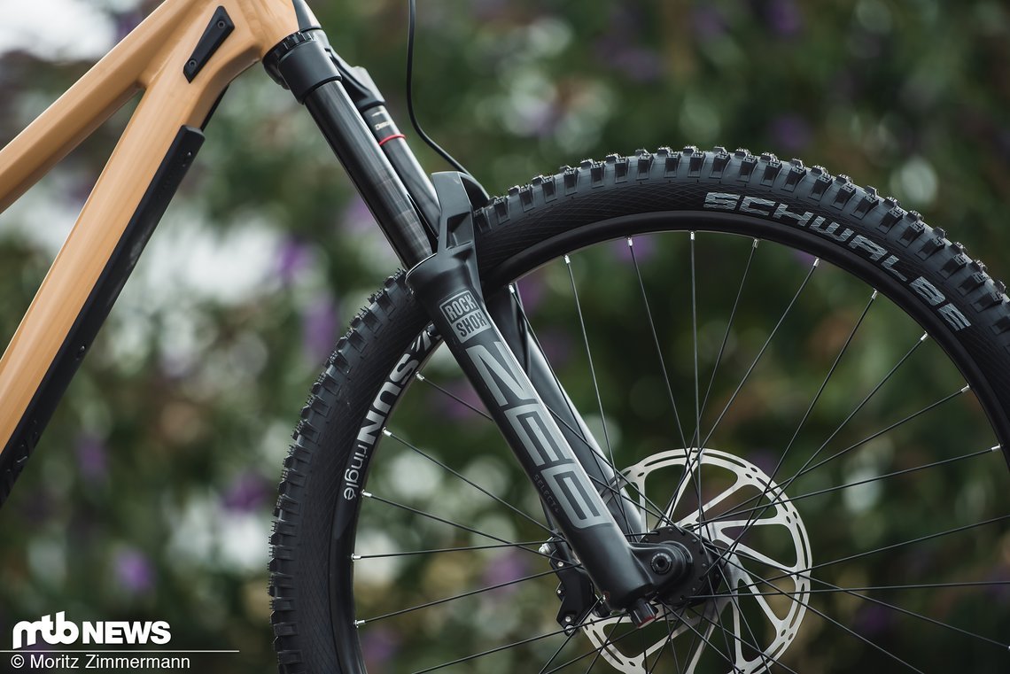 An unserem Testbike werkelt vorne eine RockShox Zeb Select+ mit 180 mm Federweg.