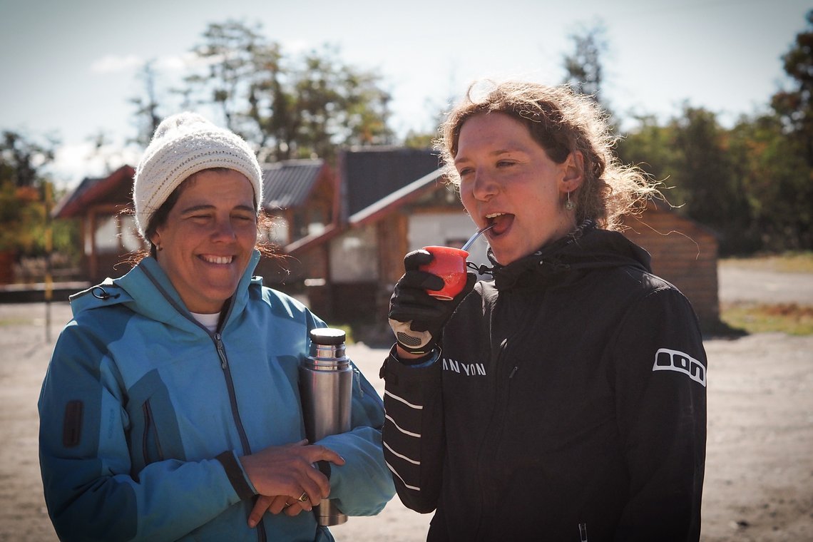 Ines und Ines beim Mate Zubereitungskurs für Anfänger