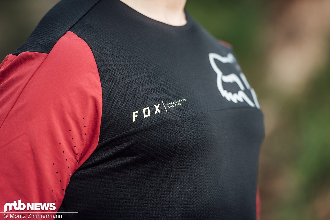 Das Fox Attack Pro Trikot soll auch auf der Rennstrecke eine gute Figur machen und ist eher sportiv und figurbetont geschnitten.