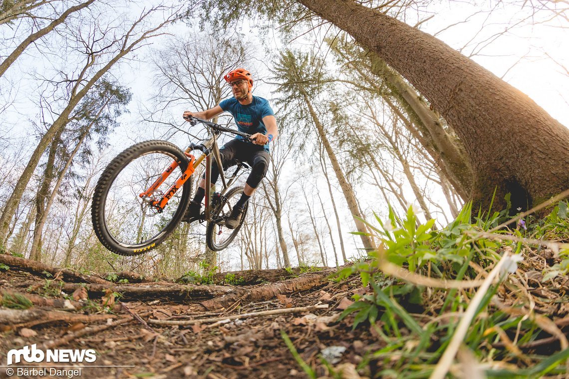 Dank der 34 Grip2 gibt es mit dem Fox-Modelljahr 2021 jetzt eine Gabel für Trail-Bikes, die auf die richtig harte Gangart stehen.