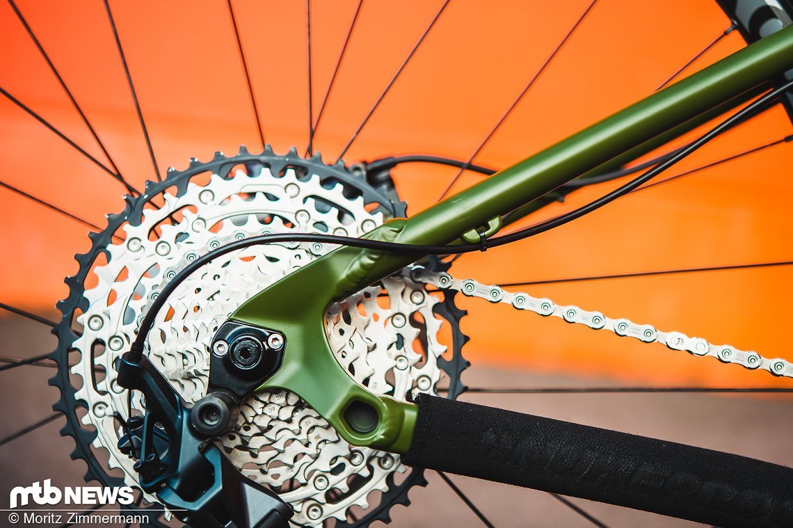 Geschaltet wird mit einem Shimano SLX-Antrieb mit großzügiger 51 Zähne-Kassette.