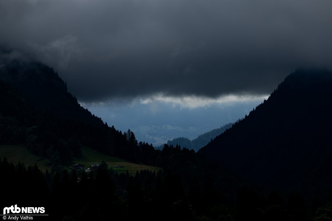 Der Wettergott meinte es - wie so oft in diesem Jahr schon - nicht sonderlich gut mit den schnellsten Cross-Country-Fahrerinnen und -Fahrern des Planeten