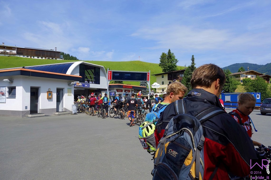 Anstehen Lift Transfer zu Stage 1