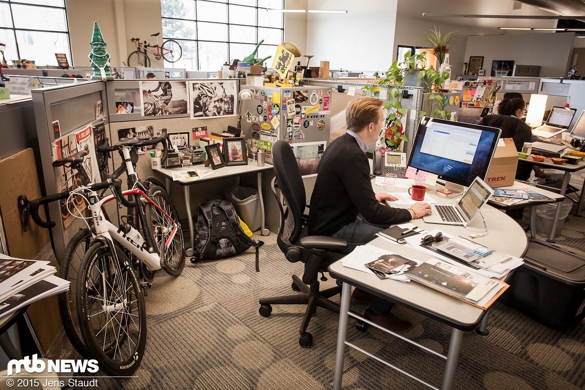Wer hat sonst noch sein Bike im Büro direkt hinter sich stehen?