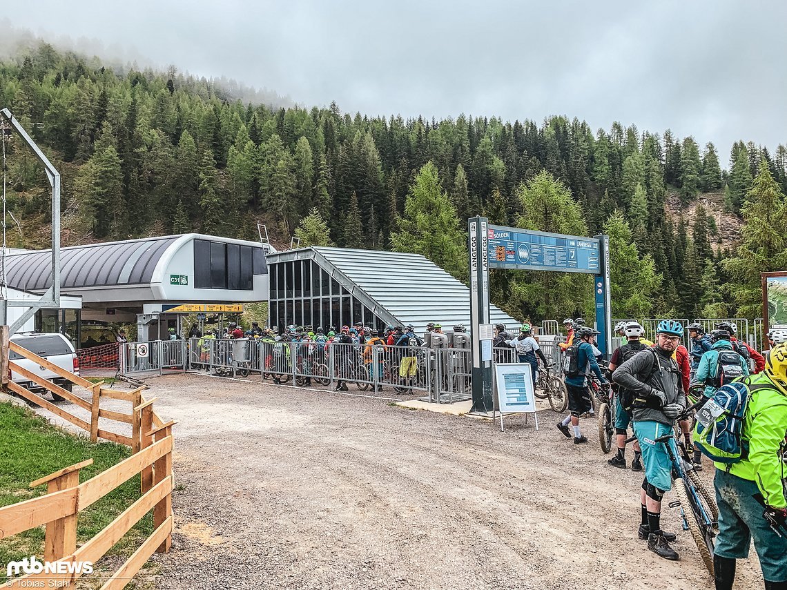 Anstehen an der Talstation der Langeggbahn: Unser Einstieg über Bartigs Bödele bringt uns weit nach hinten mitten hinein in das Gros des Teilnehmerfeldes