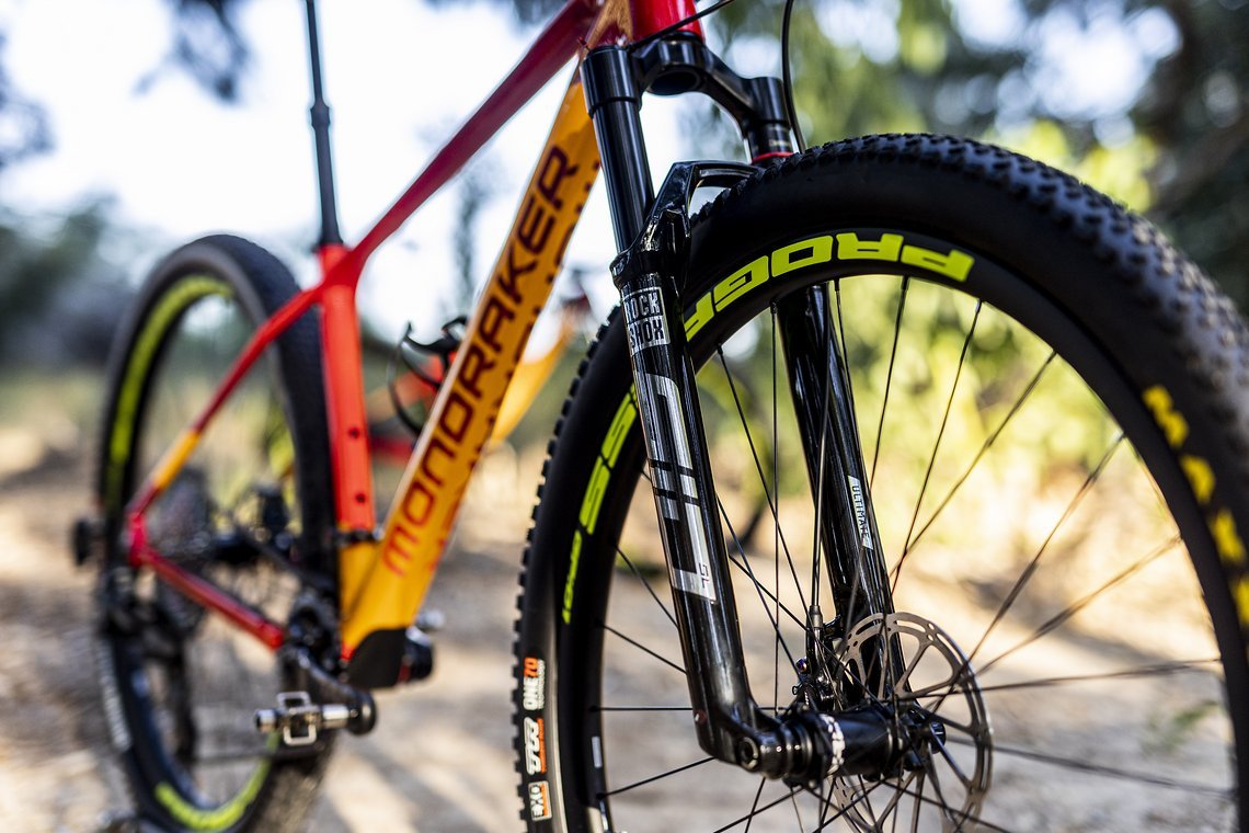 Analog zum Fully F-Podium setzt das PMX-Team auf Anbauteile von SRAM bzw. Rock Shox sowie Progress und Onoff Helium