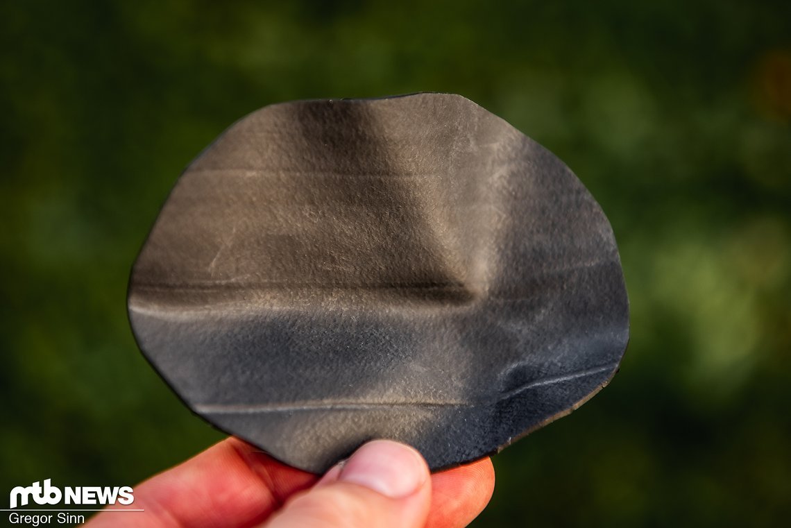 Der Flicken darf ruhig großzügig dimensioniert sein und 2–4 cm über den Schnitt hinausgehen.