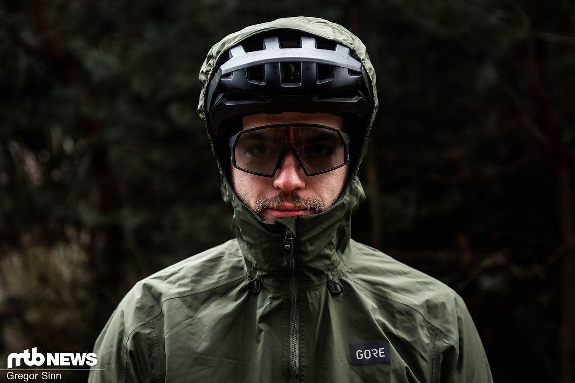 Obwohl die Gore Endure-Jacke zu den leichteren im Vergleichsfeld gehört, passt die Kapuze bequem über den Fahrrad-Helm.