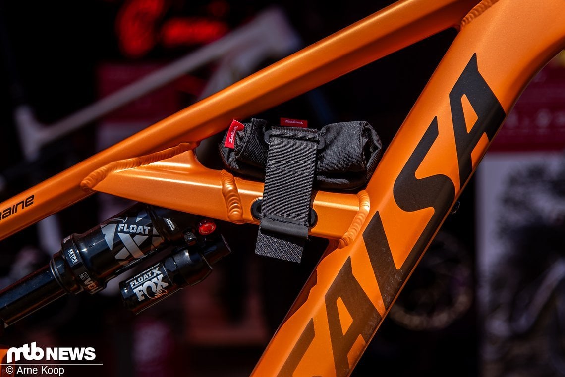 Der in den Rahmen integrierte Toolstrap hebt das Light-EMTB von der Masse ab.