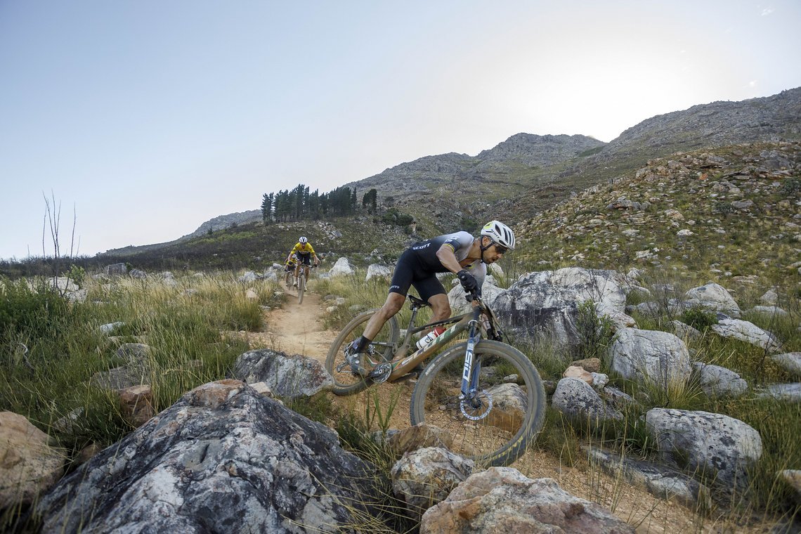 Den hielt hingegen bis kurz vor Schluss Nino Schurter (im Bild) mit seinem Teampartner Sebastian Fini.