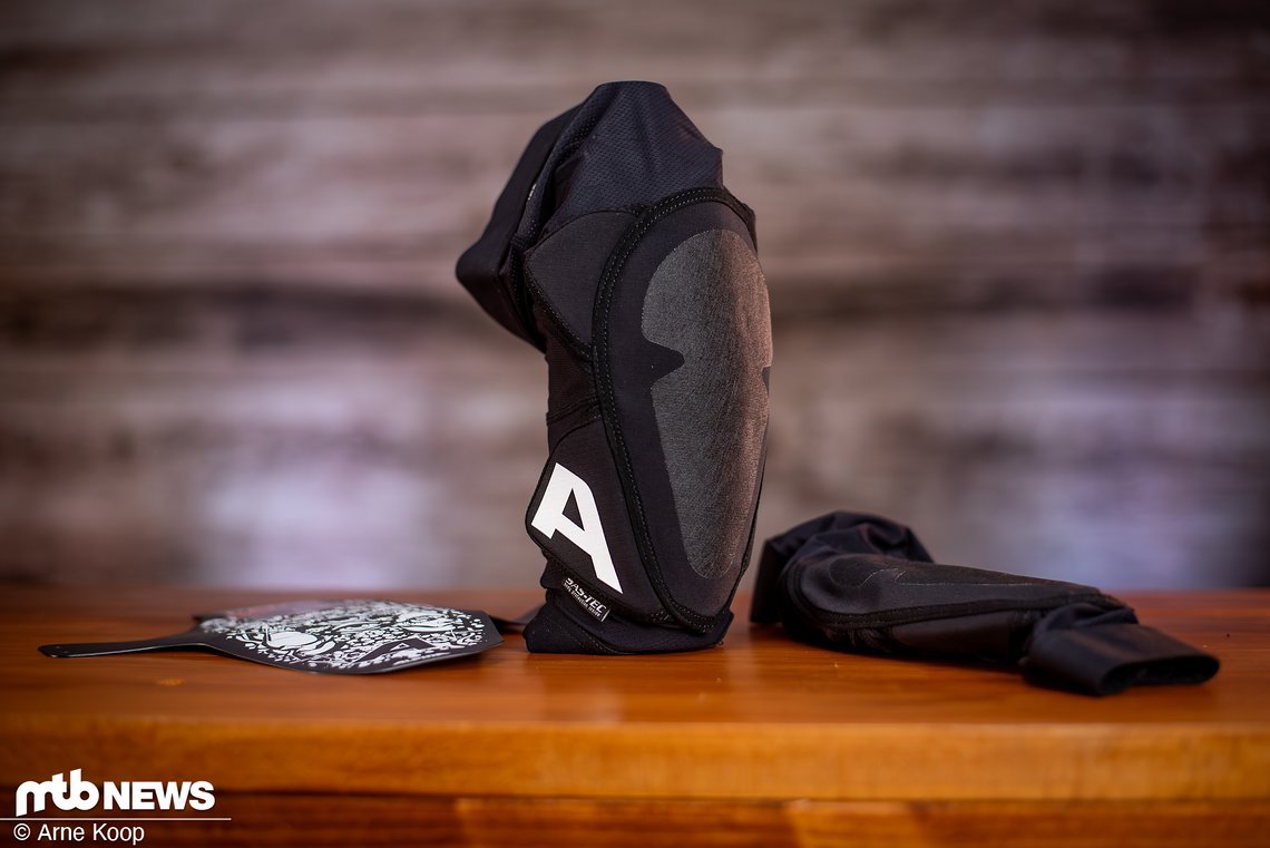 Die Alpina Flow Pads Knieschoner sollen neben ihrem niedrigen Gewicht auch mit einem außergewöhnlich guten Halt punkten.