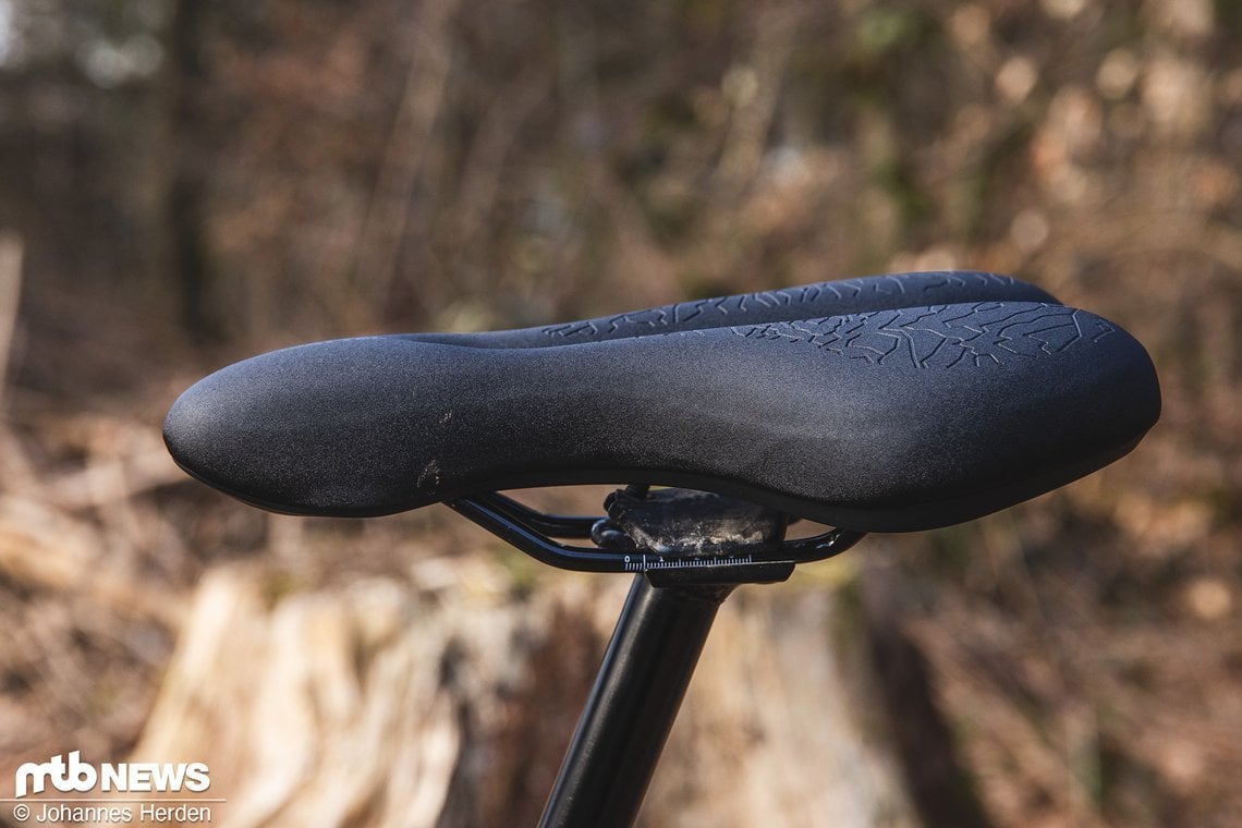 Der voluminöse Sattel kommt mit üppigem 3D Memory Foam und CroMo-Streben