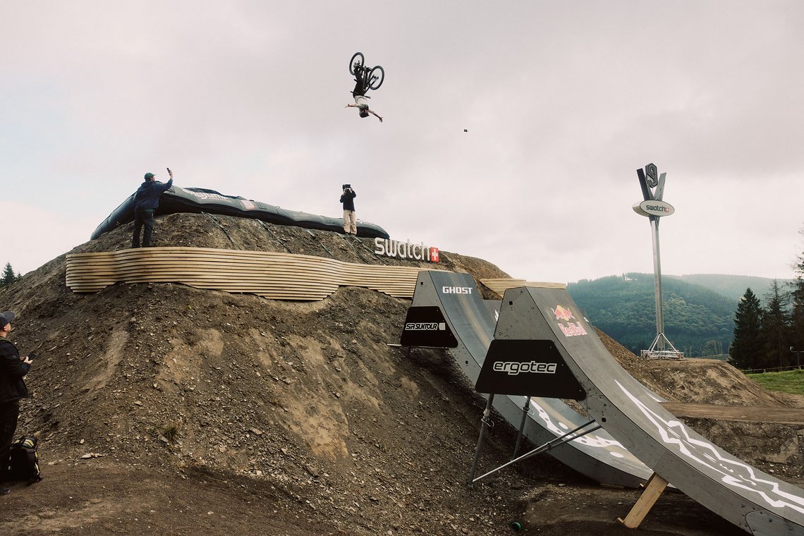 Alma Wiggberg mit einem Nohand Backflip