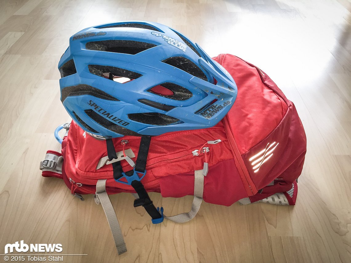 Entspannt beim Packtest: Die Volumenerweiterung haben wir nicht nutzen müssen, um unseren Testinhalt in den Bike Alpin zu bekommen