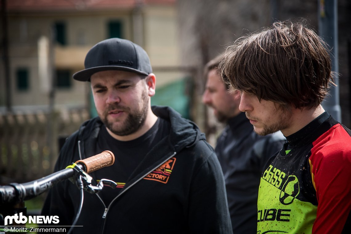 Nach den ersten Fahrten tauschen sich Kolja und Max aus. Für Max ist die Zusammenarbeit mit Fox sehr wichtig – und gleichzeitig ergibt sich durch das Feedback der Profi-Fahrer auch wertvolles Feedback für die Suspension-Spezialisten.