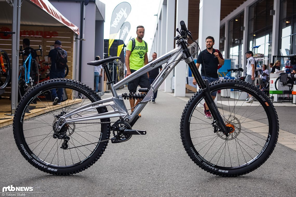 Das Orange Strange 329 ist die 29" Adaption des bekannten Downhill-Boliden