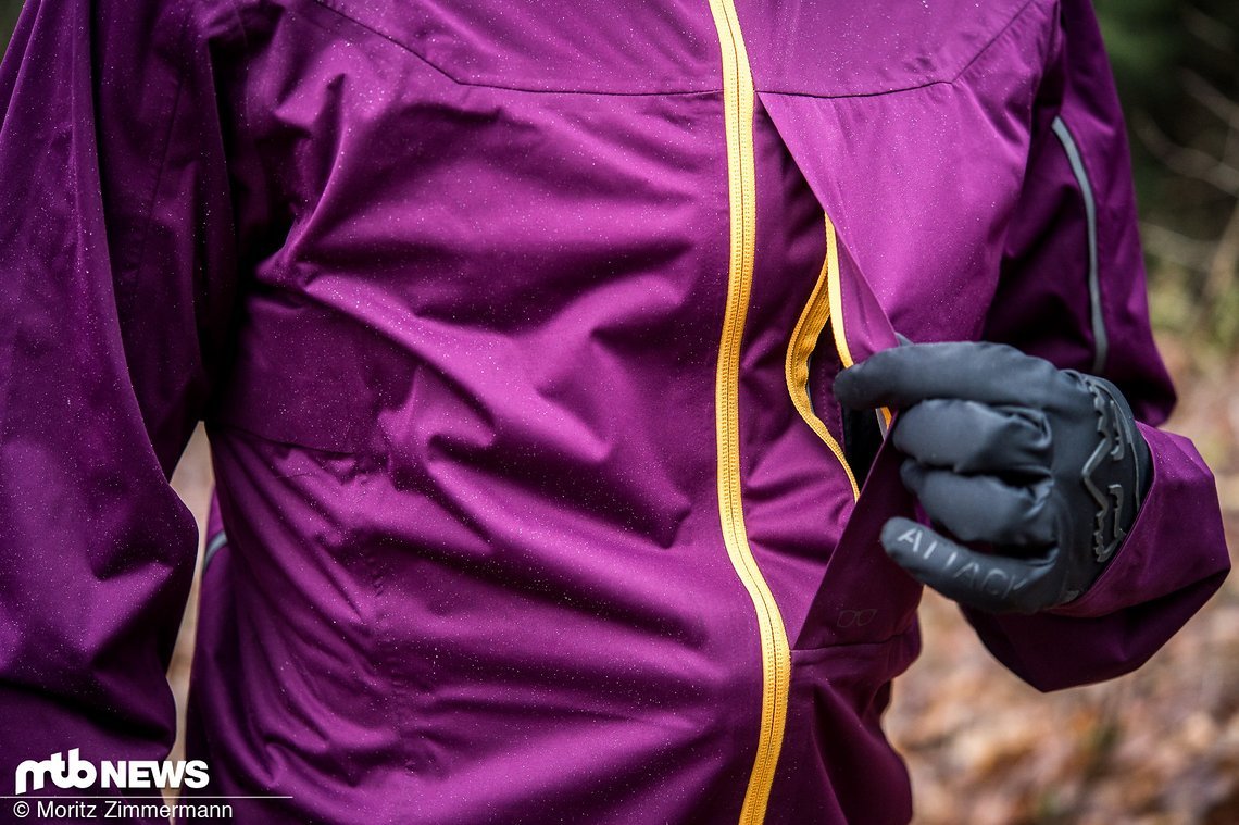 Die Tasche im Brustbereich bietet ausreichend Platz für ein Smartphone oder Portemonnaie. Außerdem ist ein Brillenputztuch eingenäht.