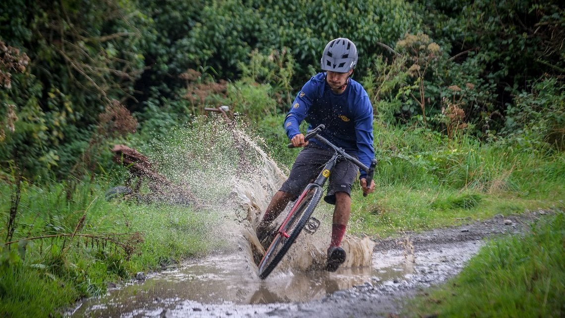 Der Mountainbike-Hintergrund lässt sich nicht verleugnen