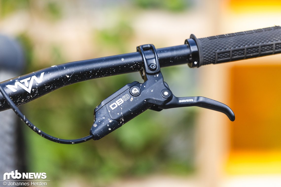 Gestoppt wird mit SRAM DB8 Bremsen.