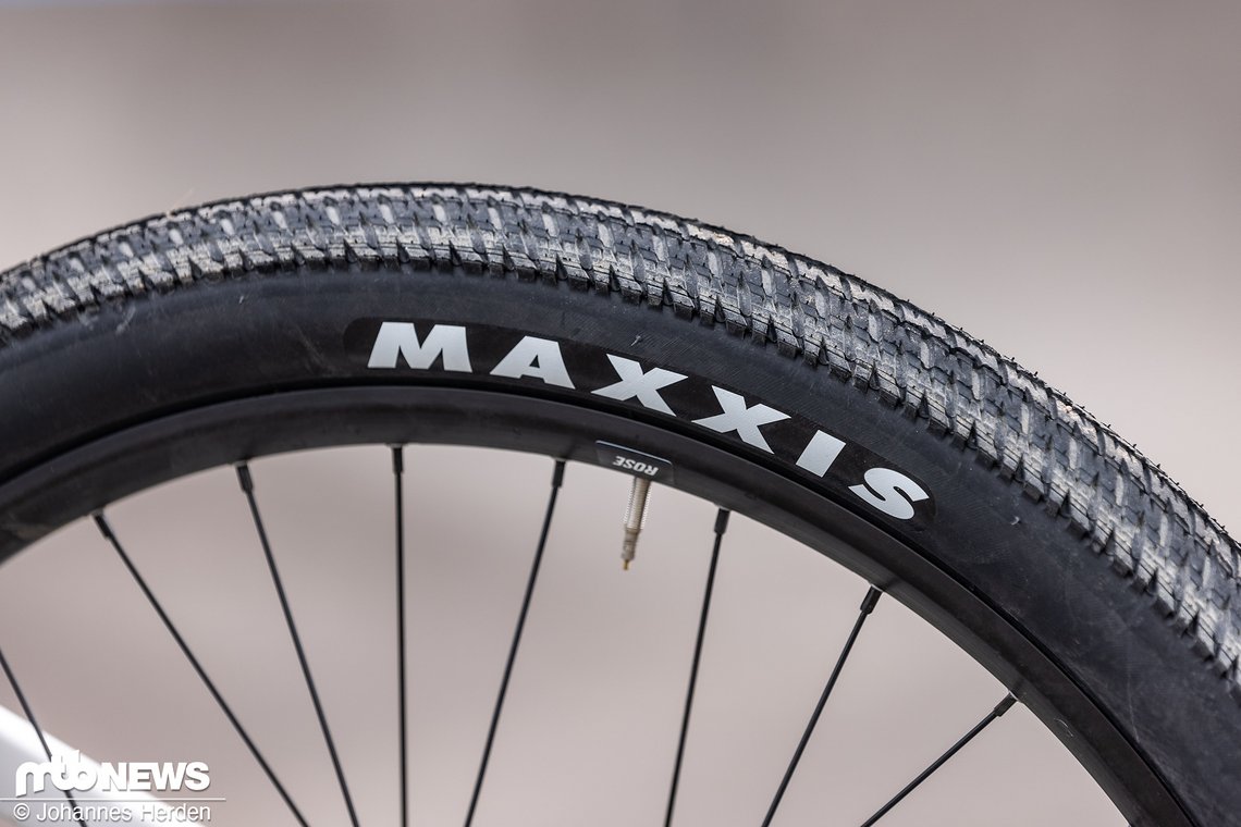 … der Maxxis DTH-Reifen hinten perfekt für glatte Pumptracks geeignet ist.