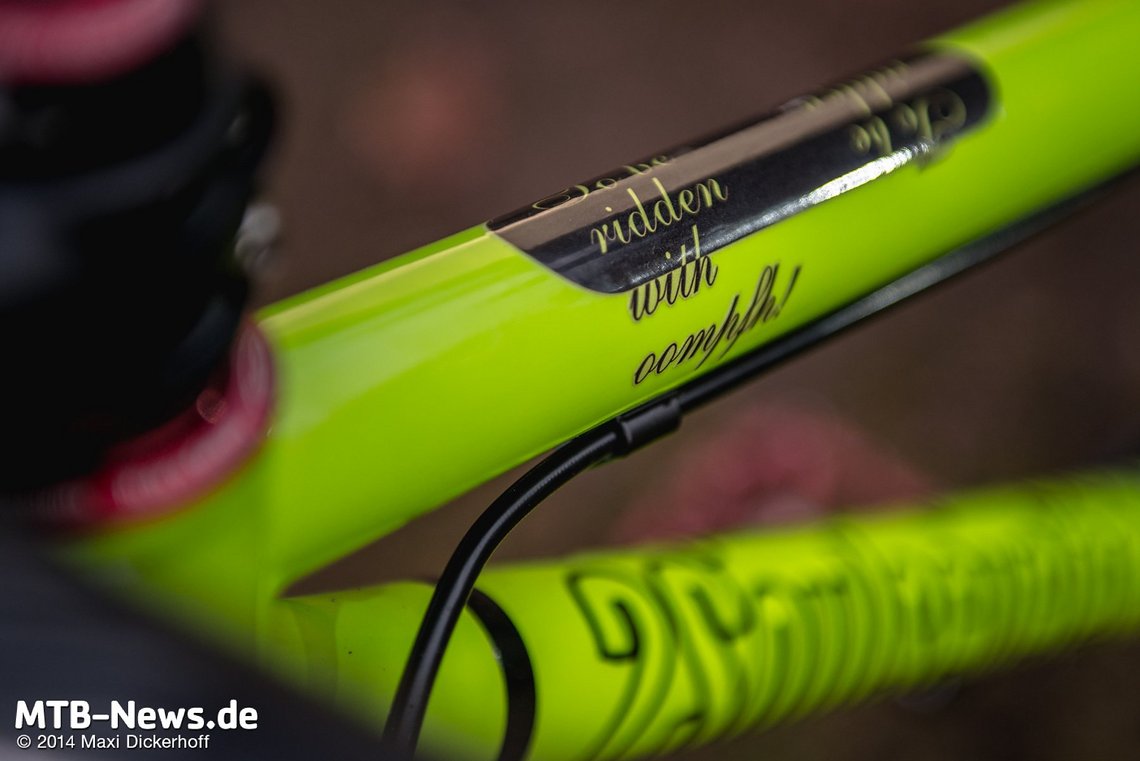 Die Decals unseres Bikes liegen unter Klarlack