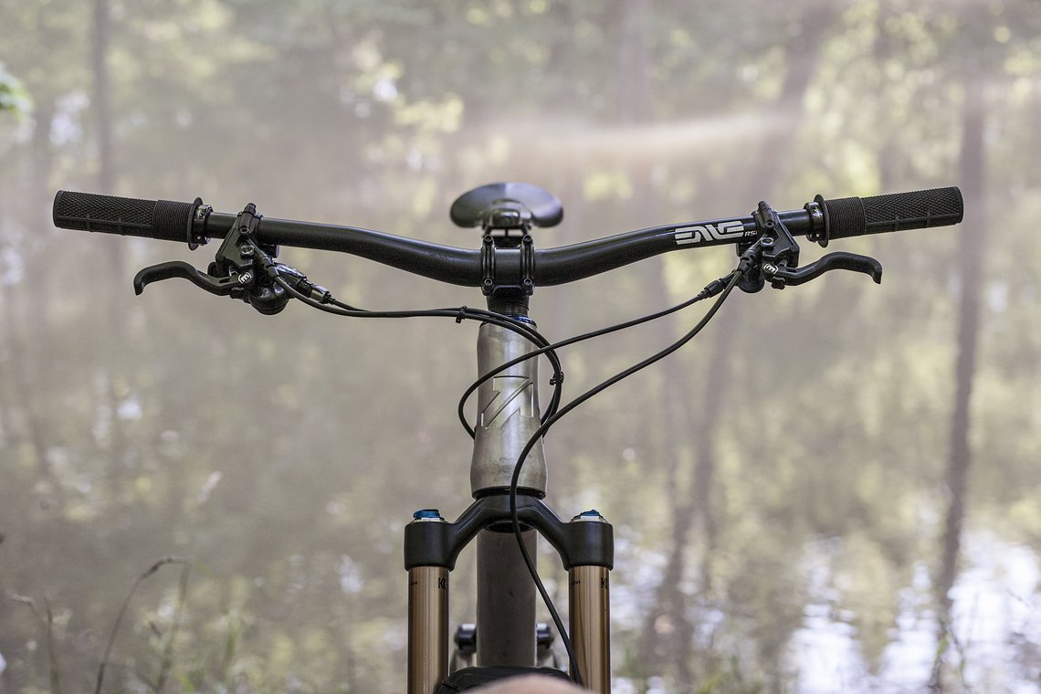 Schickes Cockpit bestehend aus ENVE RSR Lenker, NEWMEN EVOLUTION SL Vorbau und einer Magura MT7 mit Einfinger-Bremshebeln