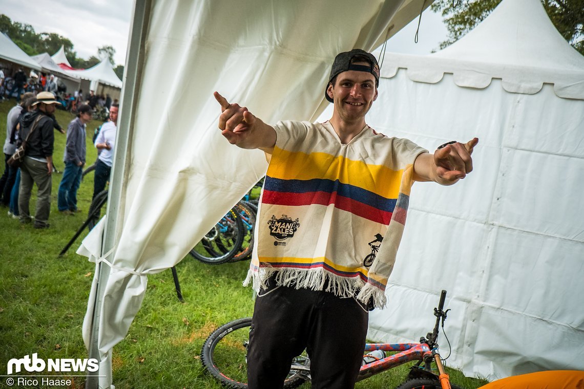 Nach dem Zieleinlauf zieht Greg sich um und präsentiert uns stolz seinen Poncho