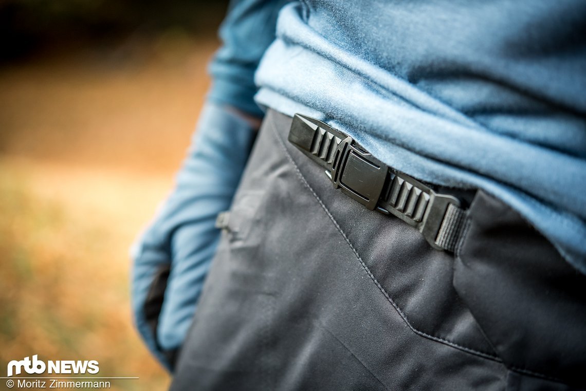 Die Weite der langen Hose lässt sich über einen Ratschenverschluss anpassen