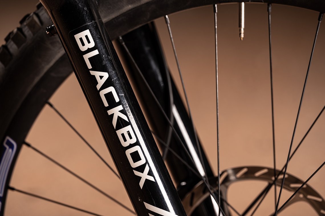 Überall geheim: Die RockShox Boxxer läuft im Prototypen-Blackbox-Programm …