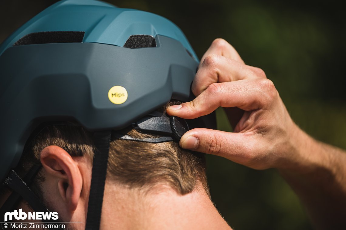 Durch den Drehverschluss kann der Helm perfekt an den Kopf angepasst werden.