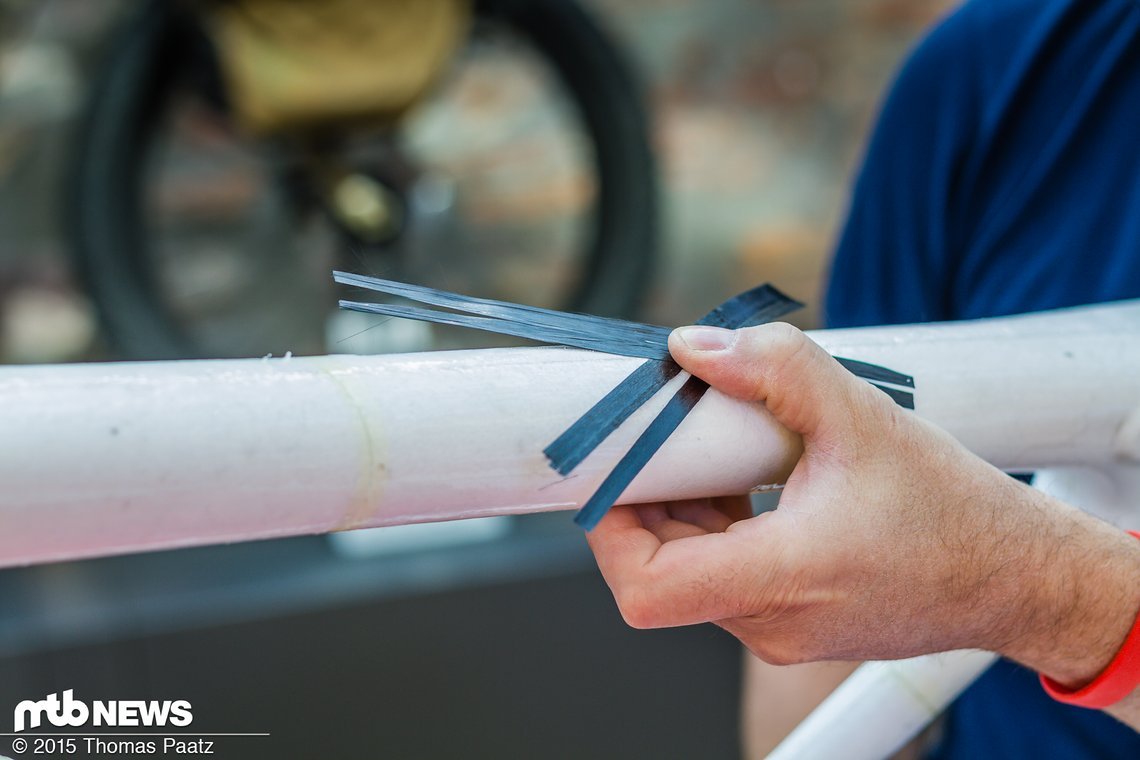 Carbonfasern werden nach Plan mit verschiedenen Ausrichtungen übereinandergelegt. 45° werden genutzt wenn die Torsion begrenzt werden soll