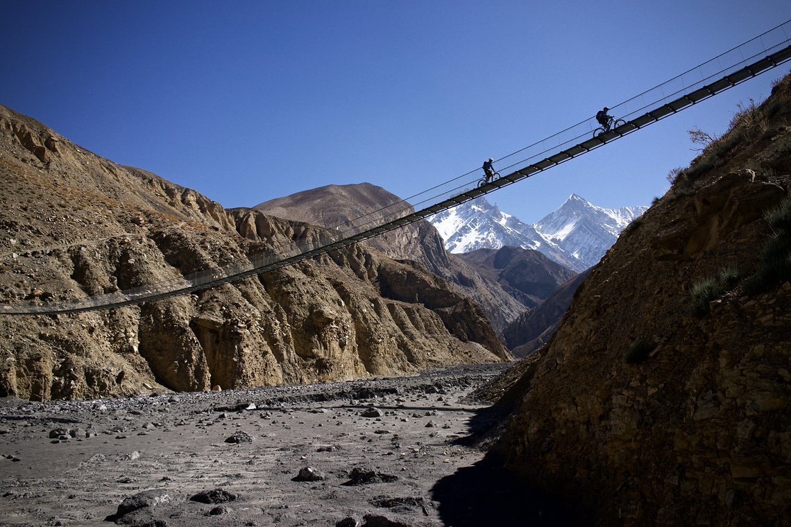 Nepal, Land der Hängebrücken. Tückisch bei Seitenwind!