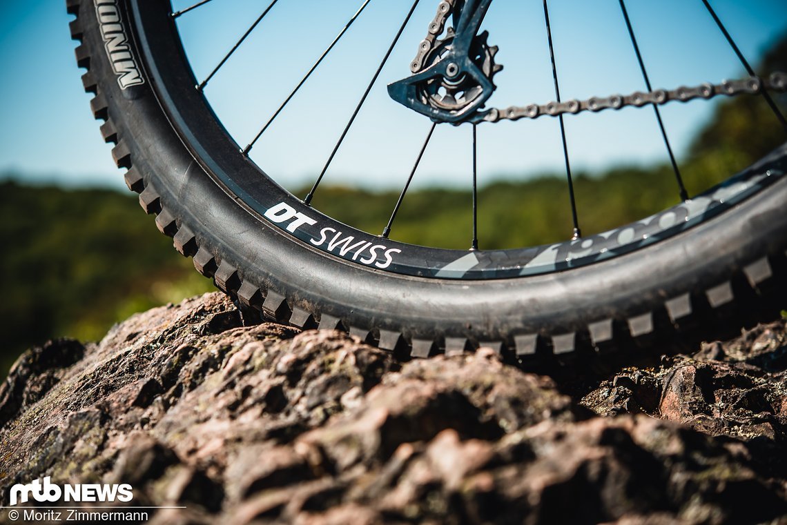 Maxxis Minion DHR II-Reifen sind auf robusten DT Swiss M 1900 Spline-Laufrädern aufgezogen.