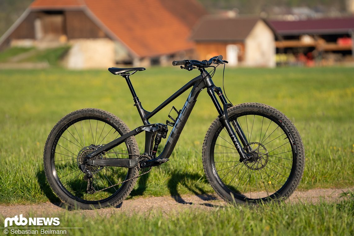 Das Trek Slash 8 kommt mit schickem Alu-Rahmen, moderner Geometrie und integriertem Staufach