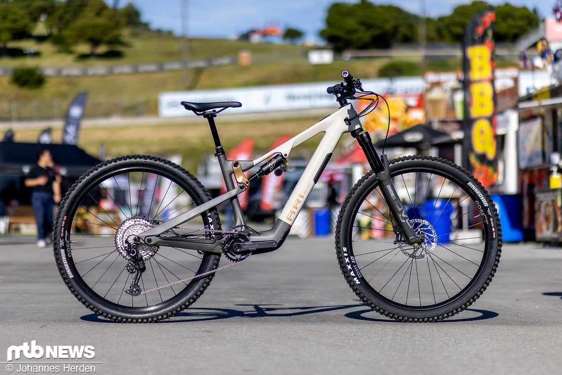 Das Ari Nebo Peak ist ein schickes, unauffälliges eMTB mit rund 18,5 kg Gewicht, DVO-Federelementen und Brose-Motor.