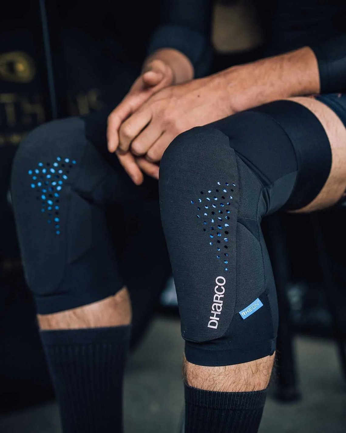 Enduro-Fahrer, die ihr Bike selbst hochkurbeln, aber dennoch nicht auf den Level-2-Schutz verzichten wollen, können die Dharco Gravity Knee Pads wählen.