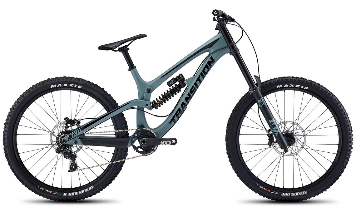 Das Bike ist in sowohl in der Ausstattungsvariante  „X01 Build“ mit Fox-Fahrwerk ...