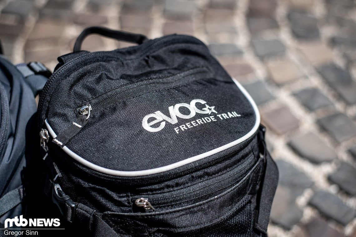 Der erste Evoc Freeride Trail-Rucksack aus dem Jahr 2009 verfügte über eine kleine Ladeluke auf der Oberseite.