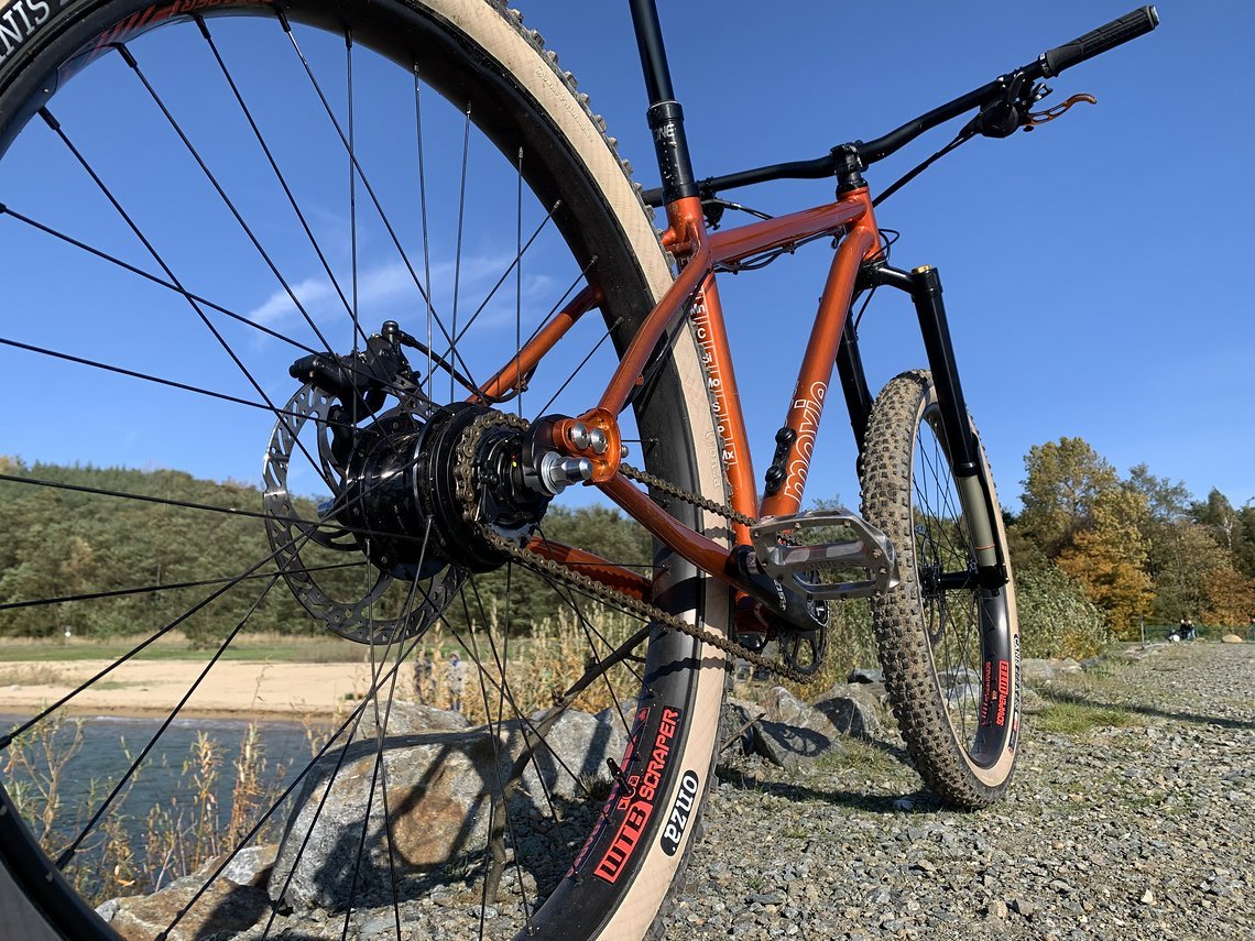 Geschaltet wird mit einer 11-fach Shimano Alfine ...