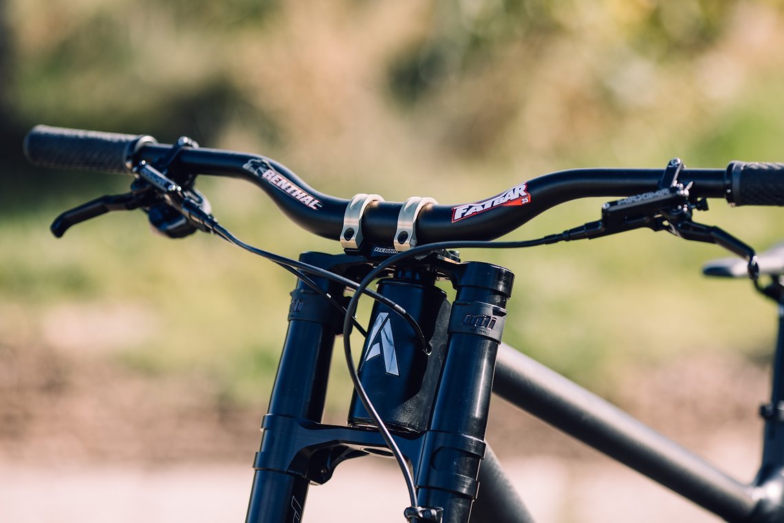 Die Basis für das cleane Cockpit ist ein Renthal V2 Fatbar
