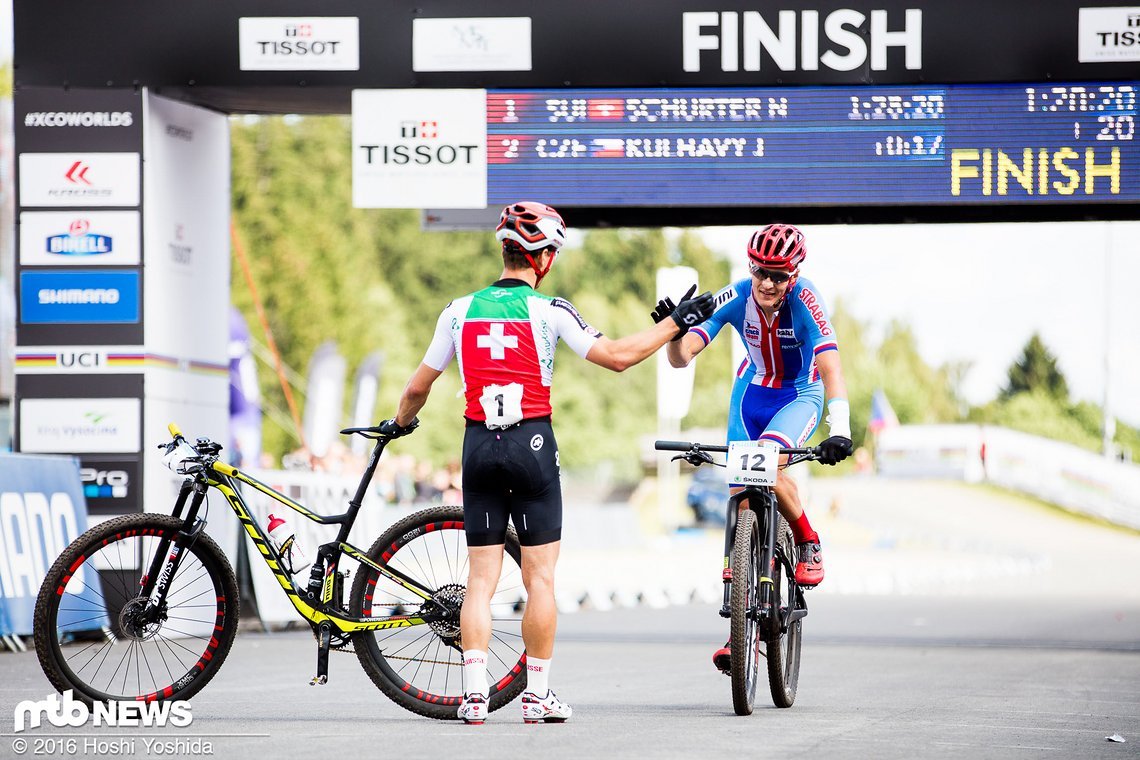 Faire Geste der beiden schnellsten XC-Biker der Welt.