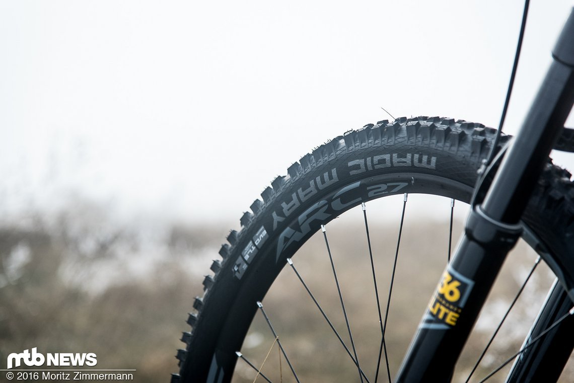 Solide Race Face-Laufräder mit grobstolliger Schwalbe-Bereifung verdeutlichen: Das SL AMR X will lieber bergab