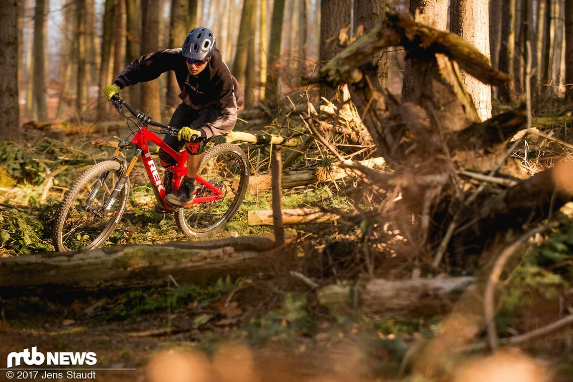 Wie auf Schienen zieht das Trek Slash 9.9 durch Kurven