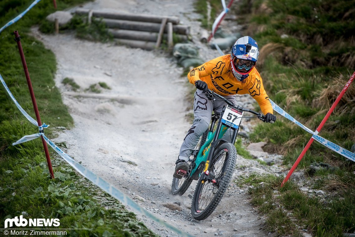 Finn Iles fliegt mit Höchstgeschwindigkeit über den Brechsand.